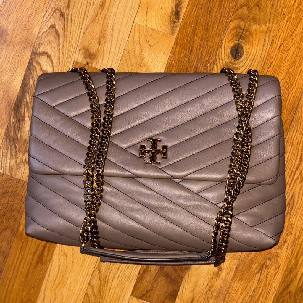 Tory Burch Kira Chevron Quilted Shoulder Bag In Taupe